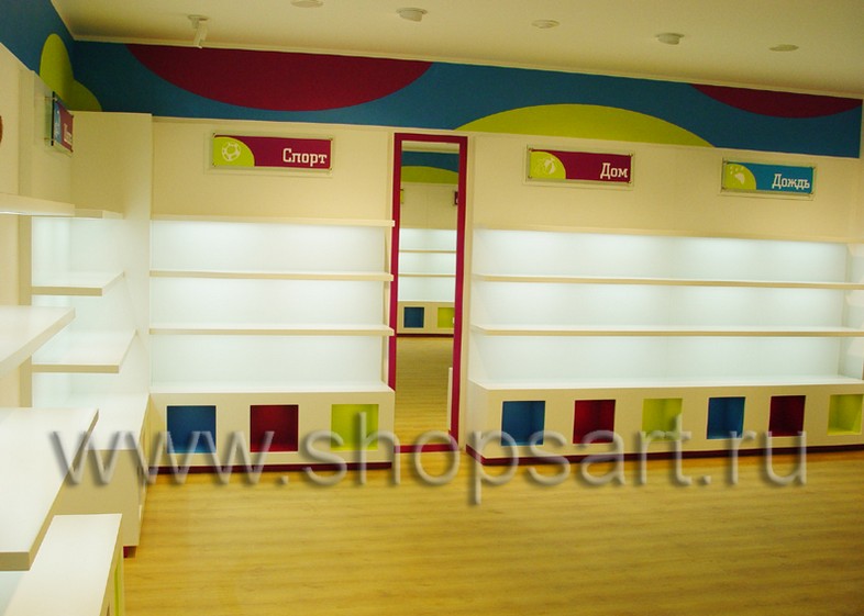 Фотографии открытого детского магазина обуви “Весело шагать” на Ленинском проспекте (Москва) на основе коллекции “КАРАМЕЛЬ”.