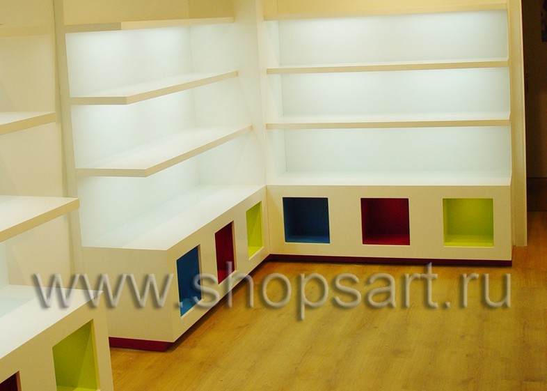 Фотографии открытого детского магазина обуви “Весело шагать” на Ленинском проспекте (Москва) на основе коллекции “КАРАМЕЛЬ”.