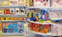 Торговое оборудование отдела игрушек магазина Винни ТЦ Dream House ЦВЕТНЫЕ МЕТАЛЛИЧЕСКИЕ СТЕЛЛАЖИ Фото 06