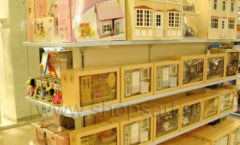 Торговое оборудование отдела игрушек детского магазина Винни ТЦ Юнимолл ЦВЕТНЫЕ МЕТАЛЛИЧЕСКИЕ СТЕЛЛАЖИ Фото 18