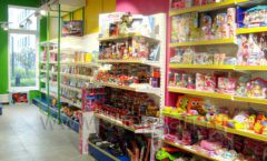 Торговое оборудование детского магазина в Green park ЦВЕТНЫЕ МЕТАЛЛИЧЕСКИЕ СТЕЛЛАЖИ Фото 03